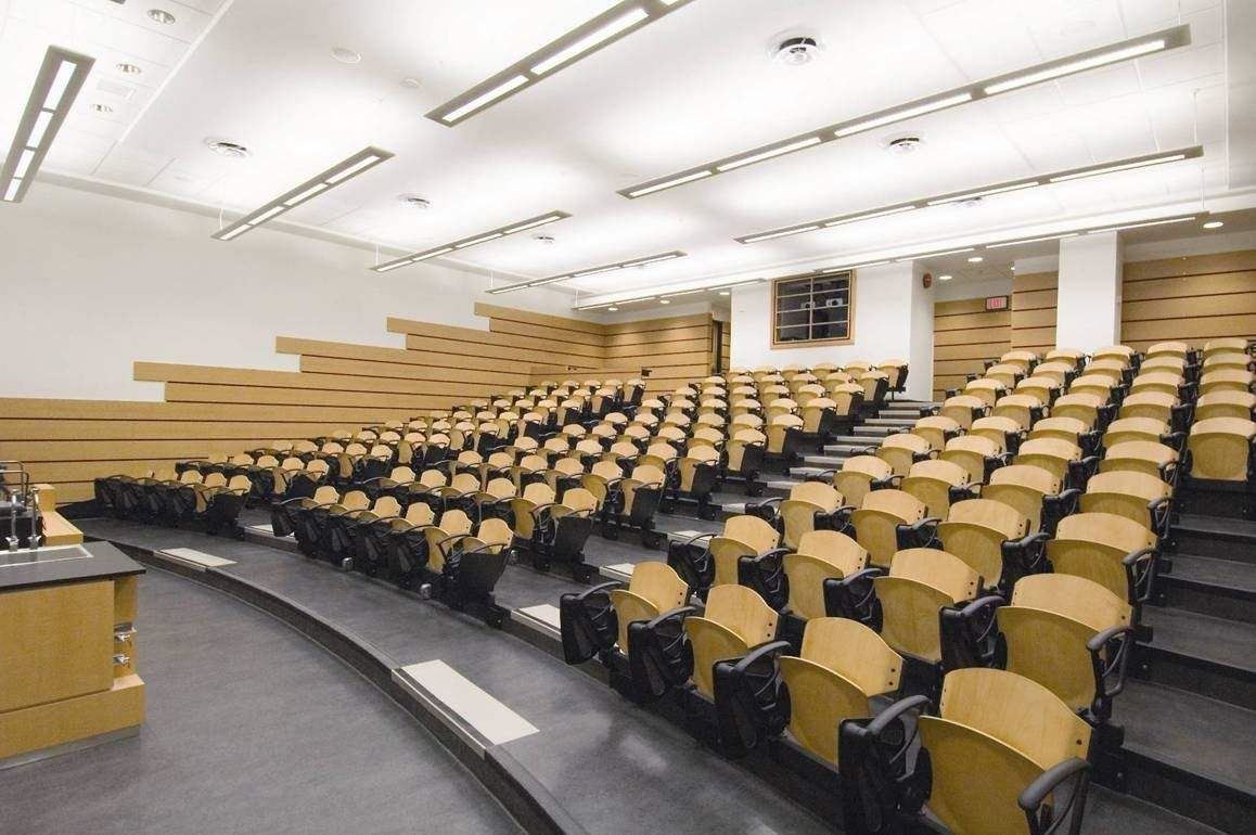 Comparison of lighting in large lecture halls and ordinary classrooms